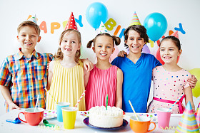 孩子们参加生日聚