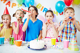 孩子们参加生日聚会图片
