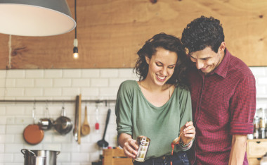 幸福的夫妻在一起做饭