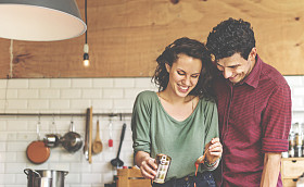 幸福的夫妻在一起做饭