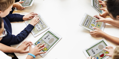 使用笔记本电脑的儿童照片