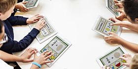 使用笔记本电脑的儿童照片