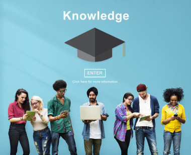 年輕人們使用數(shù)字裝置圖片