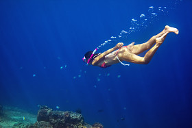 在热带海洋水下游泳的女人
