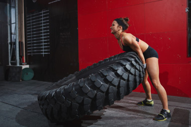 女性与轮胎图片