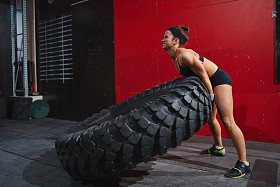 女性与轮胎图片