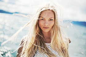 有长头发的漂亮女孩