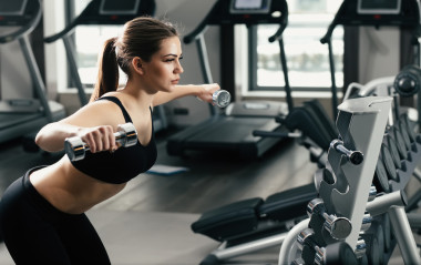 在健身房啞鈴的女人圖片