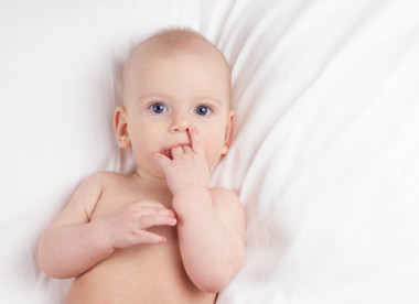 在白色背景上可愛的小寶貝