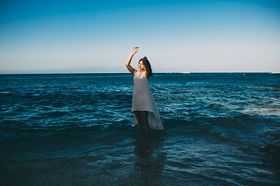 穿白色连衣裙的年轻性感的黑发