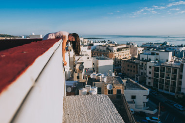 女孩走在屋顶上