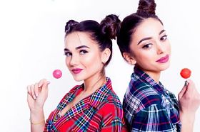 时尚生活方式肖像两个十几岁的女孩