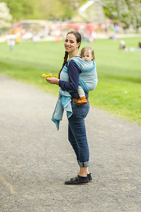 母亲和儿童在婴儿背带图片