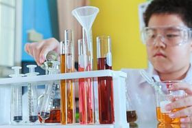 男孩做科学实验，科学教育