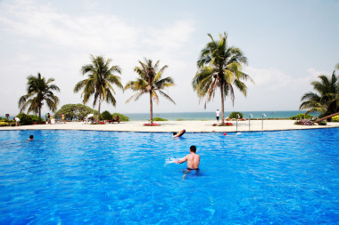 在棕櫚樹的中國酒店的游泳池。中國三