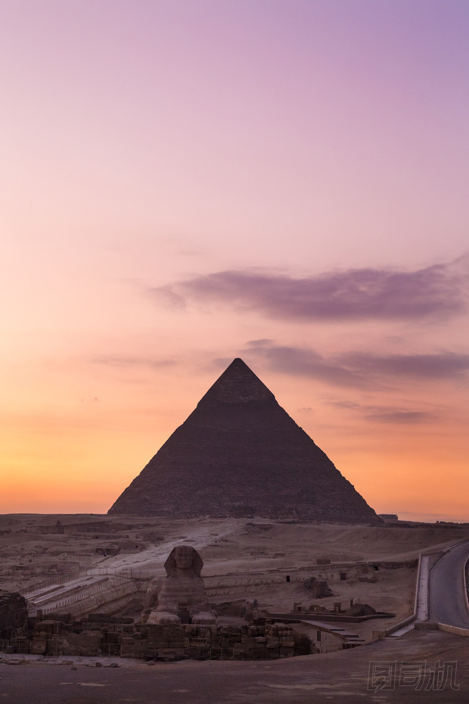 在夕陽的吉薩大金字塔，獅身人面像