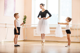 男孩和女孩与年纪大的学生