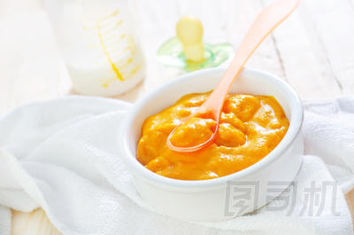 在碗里的嬰兒食