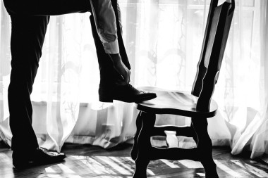 新郎綁鞋帶圖片