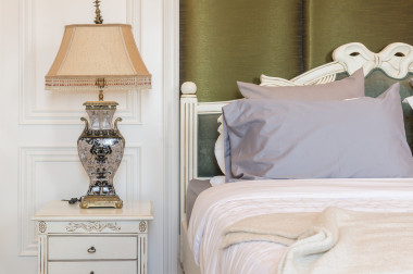 在木桌邊在經(jīng)典中的經(jīng)典燈風