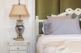 在木桌边在经典中的经典灯风