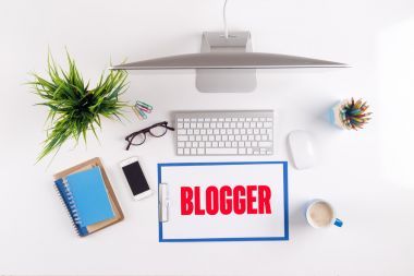 辦公室的桌上的文件和其他對象