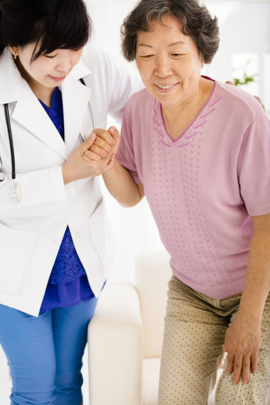 護(hù)士在護(hù)理之家?guī)椭呒?jí)女人站起來