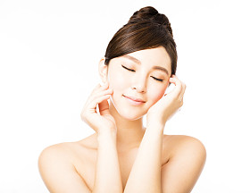 年轻女子美丽的脸庞，肌肤清澈