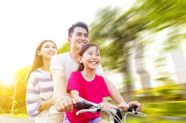 在公園與自行車開心幸福的亞洲家庭