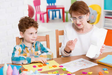 言語(yǔ)治療師及小病人圖片