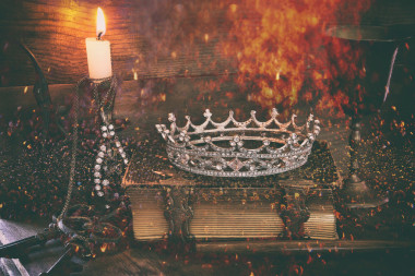 女王皇冠上古老的書?；孟胫心旮拍?>
                        </a>
                        <div   id=