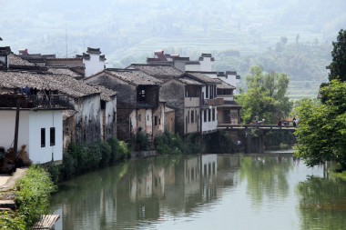 房子和河
