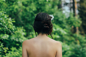 后美丽的女人图片