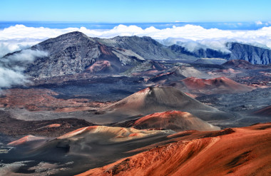 火山口的哈雷阿卡拉火山 (毛伊島，夏威夷)-hdr 圖像