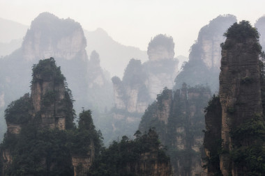 高大的山峰的袁家界照片