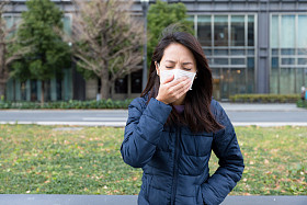 女人在室外戴口罩图片
