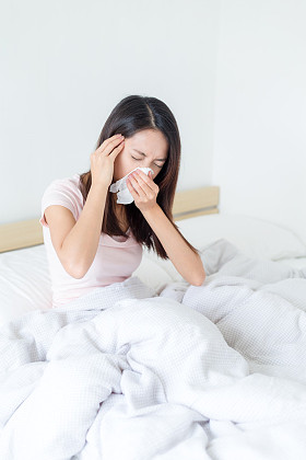 这位女病人打喷嚏到组织
