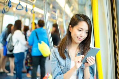 女人在列車(chē)車(chē)廂中使用手機(jī)照片