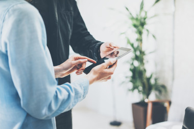 財(cái)務(wù)部門工作流程。照片婦女顯示報(bào)告現(xiàn)代平板電腦屏幕與反射。銀行經(jīng)理手拿電子設(shè)備。新的業(yè)務(wù)項(xiàng)目啟動。薄膜效果，水平效果