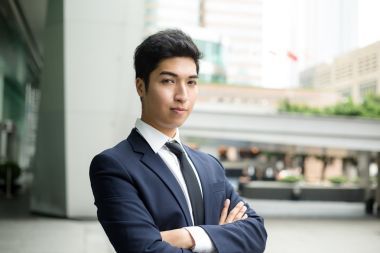 年轻的印度商人在西装图片