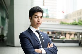 年轻的印度商人在西装图片