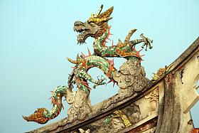 屋顶上的龙图片