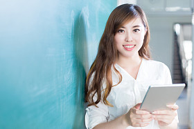 绿色黑板在教室里的女孩图片