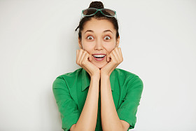 学生女孩靠在她的肘部图片