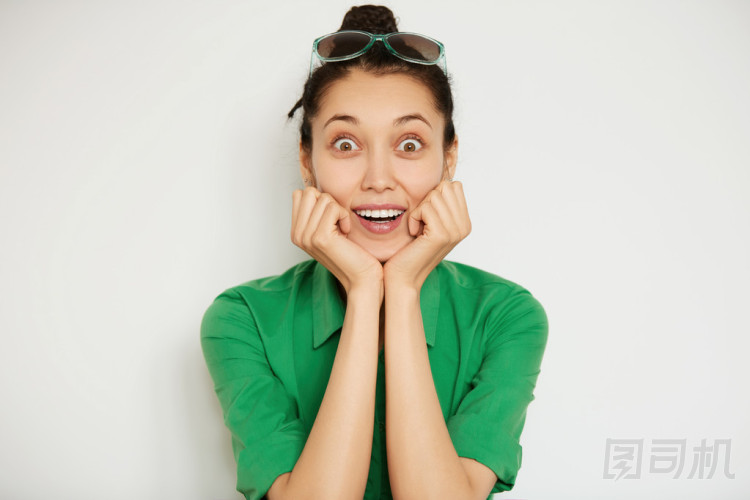 學生女孩靠在她的肘部圖片