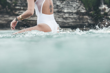 美麗的女孩在海洋沖浪在雨中