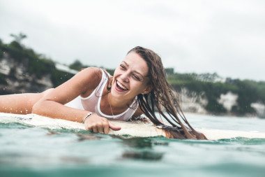 美麗的女人，在海上沖浪圖片