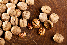 在树桩上散落的核桃