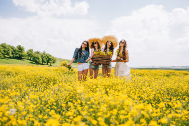 四個(gè)美麗的嬉皮女孩圖片