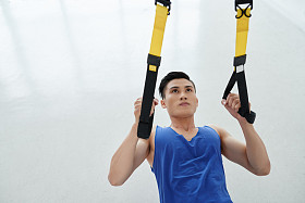 运动员使用 trx 健身带图片